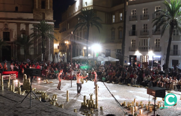 M,ucho público se acercó a la plaza de la Catedral para la pieza titulada “Latas”