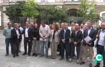 Representantes del PSOE a la puerta del Palacio Provincial tras salir del Pleno