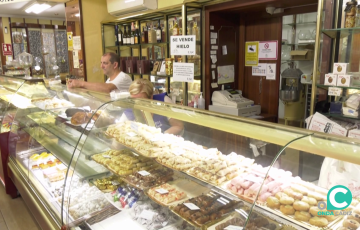 Los tradicionales productos por la fecha mandan en este espacio referencia de la capital gaditana