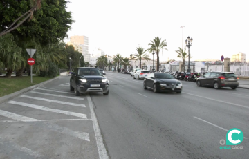 Vehículos por el paseo de Canalejas en la capital gaditana