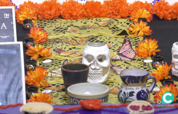 Detalle del altar de estilo talaverano de cerámica de Puebla