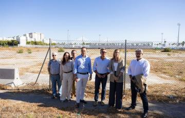 Gavira frente a los terrenos donde se construirá el nuevo hospital de Cádiz