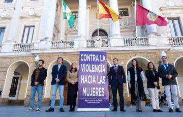 Minuto de silencio frente al Ayuntamiento de Cádiz. 