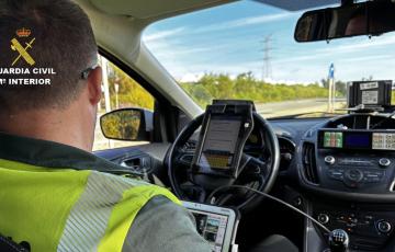 Imagen de archivo de un Guardia Civil en un control de tráfico.