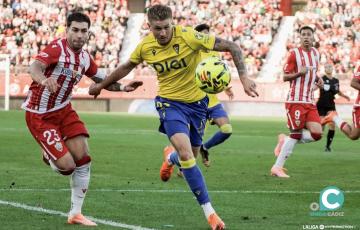 Pelayo en una acción del encuentro con Embarba (Foto: La Liga)