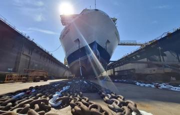 El buque 'Global Mercy' en los astilleros de Navantia en Cádiz