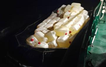 Embarcación incautada en Puerto Real con más de 180 garrafas de gasolina en octubre de 2025. 