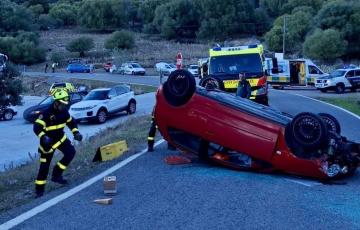 Bomberos en el ugar del accidente en la carretera de la Sierra de Cádiz