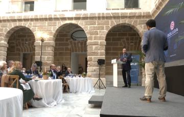 Alfonso Serrat junto al periodista Rubén López 