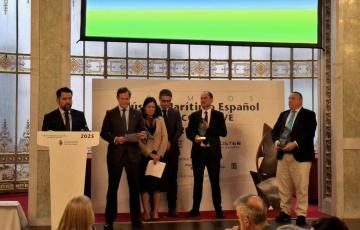 Fran González, recogiendo el galardón en la categoría de Competitividad que otorga el Clúster Marítimo Español.