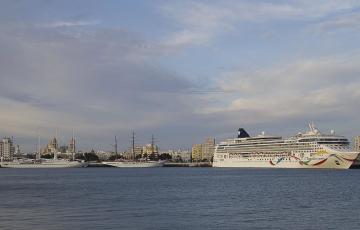 Barcos de pasajeros atracados en la capital gaditana este mes de noviembre