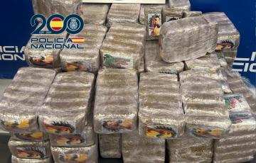 Hachís incautado en un turismo en la carretera de Sanlúcar.