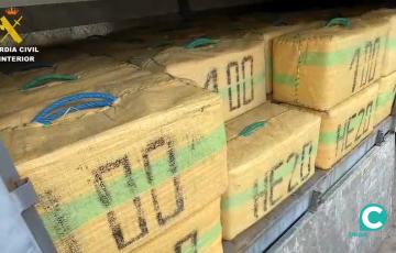 Fardos de hachís incautados de una narcolancha en Sanlúcar de Barrameda.