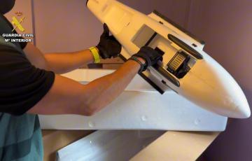 Uno de los drones que transportaba droga desde Marruecos por el Estrecho intervenidos por la Guardia Civil.