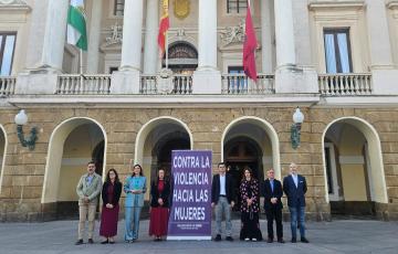 Minuto de silencio, este martes, en la plaza de San Juan de Dios. 