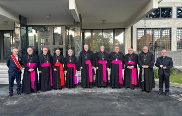 Los obispos de la Comisión Ejecutiva de la Conferencia Episcopal Española antes de reunirse con el Papa León XIV