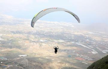 Vuelo de parapente en una imagen de archivo