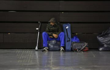 Persona sin hogar en una imagen de archivo