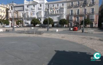 Operarios trabajando en la plaza de San Antonio en la colocación de distintas instalaciones. 