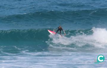 La surfista gaditana Julieta Rodríguez-Villamil en el Campeonato de Longboard 2025.