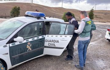 El arrestado sube a un vehículo de la Guardia Civil para su posterior ingreso en prisión