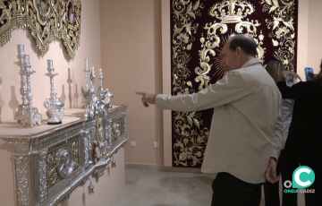 Un visitante en la jornada de inauguración de este martes