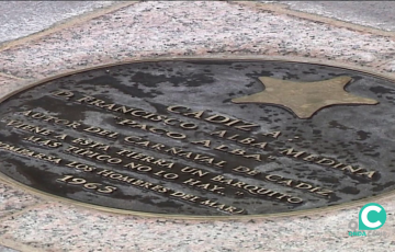 Una de las dedicadas a Paco Alba en la plaza Fragela