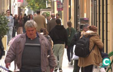 Viadantes`por una de las calles comerciales de la capital gaditana
