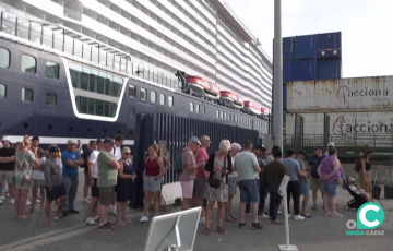Colas de salida al muelle en una de las últimas jornada de llegadas de buques a la capital gaditana