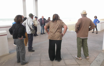 Participantes en una de las actividades en el paseo marítimo de la capital gaditana