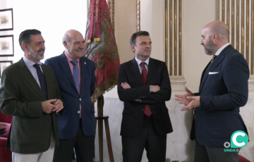 Un momento del sencillo acto que se efectuó en el Ayuntamiento