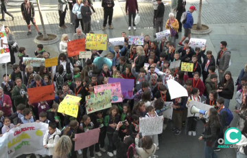 Los pequeños en la plaza de San Juan de Dios, este miércoles.