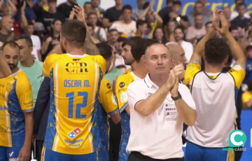 Entrenador y jugadores gaditanos saludan a los aficionados tras el encuentro