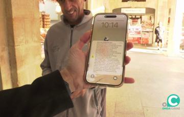 Un usuario muestra el mensaje llegado a las 10:14 horas de este jueves