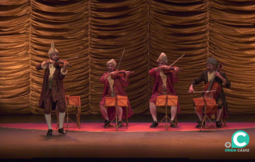 Un momento de la actuación entre la comedia satírica y el retrato de época