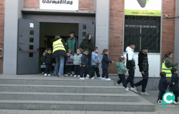 Escolares salen del colegio de Las Carmelitas durante el ejercicio de evacuación