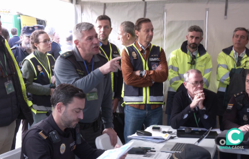 Un mando de la Guardia Civil dirige instrucciones durante el ejercicio de este jueves