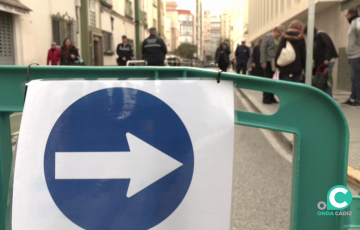 Cartel señalizador para los vehículos ante la puerta del centro 