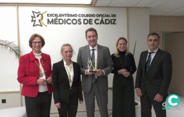 El facultativo acompañado de familiares y miembros de la institución tras el acto