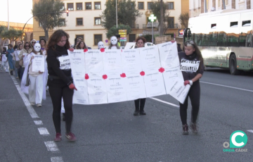 Participantes en la marcha que se efectuó desde la Audiencia Provincial 