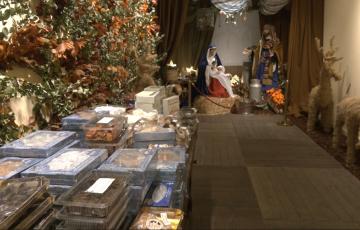 Cajasol mantiene su treadicional venta de dulces navideños en el esperado '¡Qué rico, Dios mío!'.