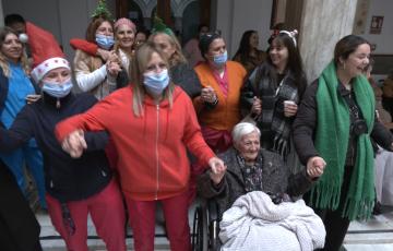 Los profesionales de la residencia junto a los usuarios 