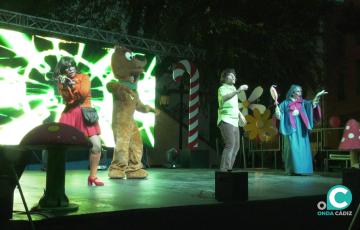 Un momento de la actuación infantil en el escenario de la plaza de España.