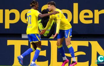 Dawda y Alvaro García celebran el primer tanto del encuentro (Foto: La Liga)
