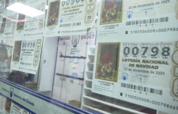 Los gaditanos confian en que algún año pueda caer el Gordo en alguna de las administraciones