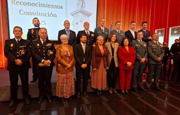 Autoridades y los diez galardonados en el acto