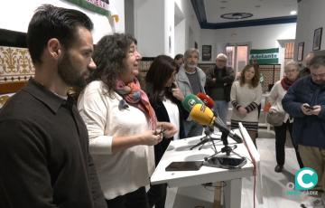 El portavoz de Adelante Izquierda Gaditana, David de la Cruz, atendiendo a los medios de comunicación. 