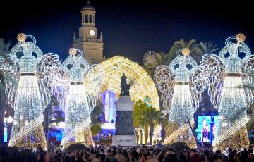 Imagen de  la plaza junto al Ayuntamiento en la jornada de inauguración del alumbrado de Navidad