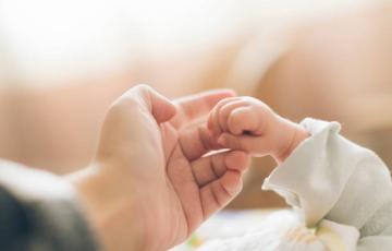 Las familias podrán solicitar las dos nuevas semanas remuneradas de cuidados a partir de enero de 2026.