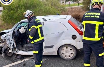 Bomberos actuan en el lugar del siniestro